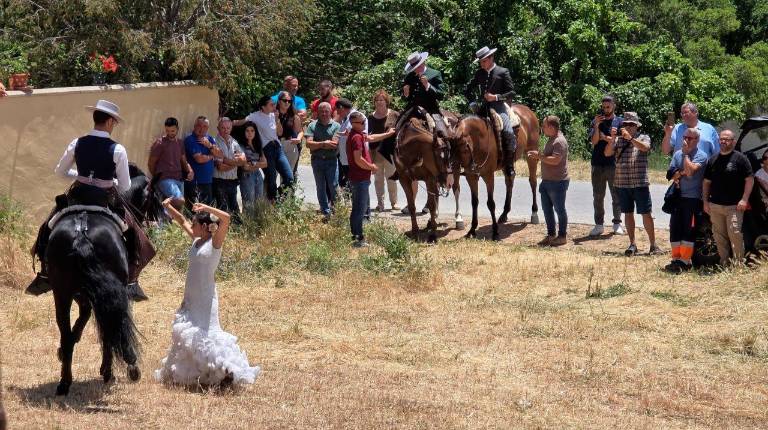 <i>Miguel Angel Plaza Oliver, en el caballo negro; la bailaora Leticia Coronado, y los jinetes Fermín y Juan López Ortega al fondo, junto al público del espectáculo. / Diario JAÉN. </i>