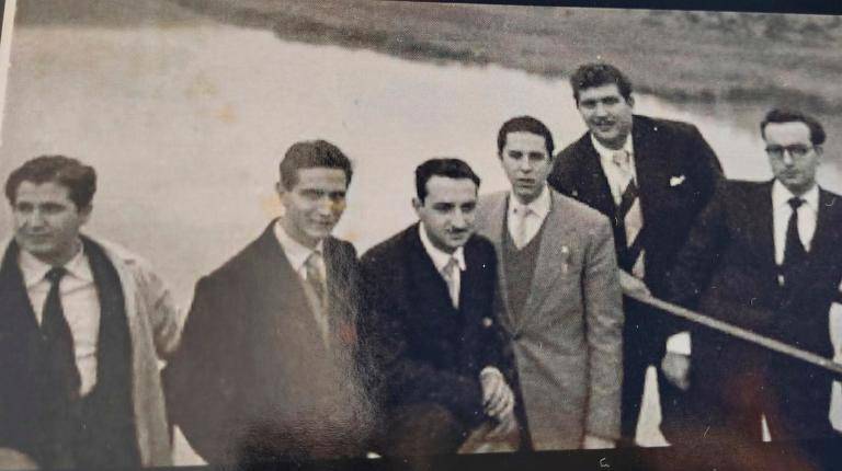 <i>Santiago Quesada, primero por la derecha, en su viaje de estudios en 1956.</i>