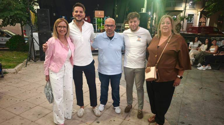 <i>María del Carmen Angulo con el pregonero y miembros de la asociación vecinal. / Carmen Jiménez / Diario JAÉN. </i>