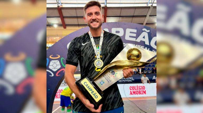 <i>Carlos Espíndola posa con el trofeo de Brasil.</i>
