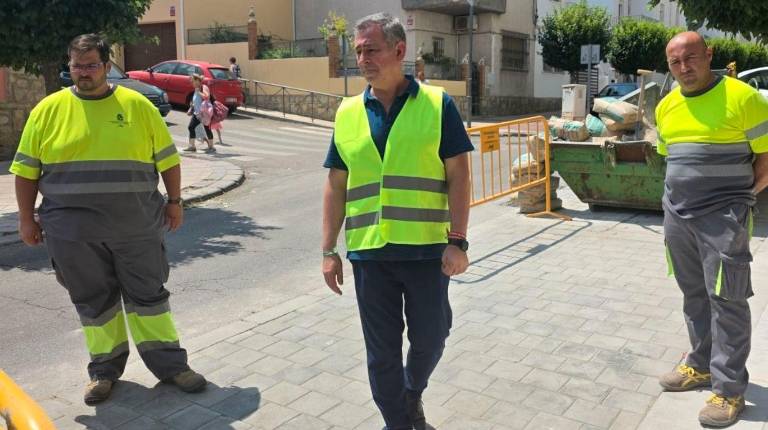 <i>Javier Padorno visita las obras en la calle La Luna. / Ayuntamiento de Jaén.</i>