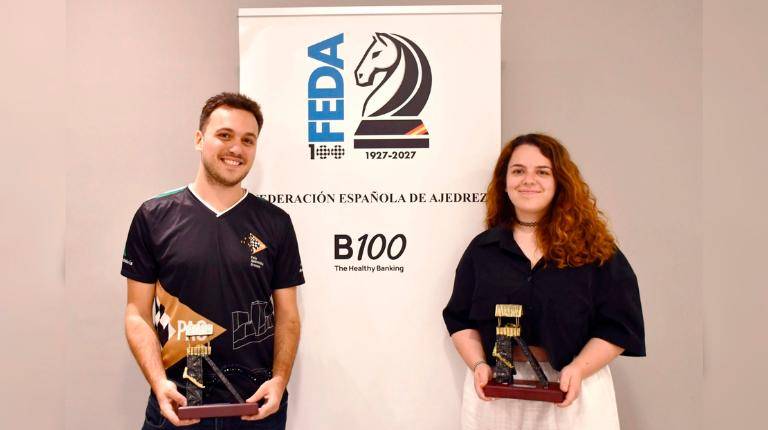 <i>Alan Pichot y Marta García posan con sus trofeos de campeones de España. / Federación Española de Ajedrez. </i>