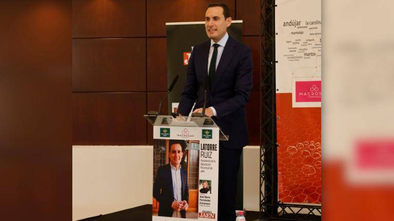 <i>Juan Latorre interviene durante “Diálogos Jaén, nuevo milenio”. / Jason Moyano / Diario JAÉN. </i>