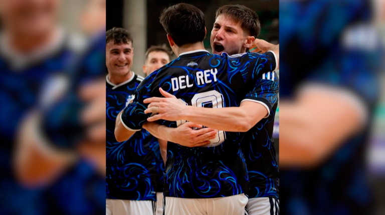 <i>Power, de frente, celebra un gol con Argentina con Titi del Rey.</i>