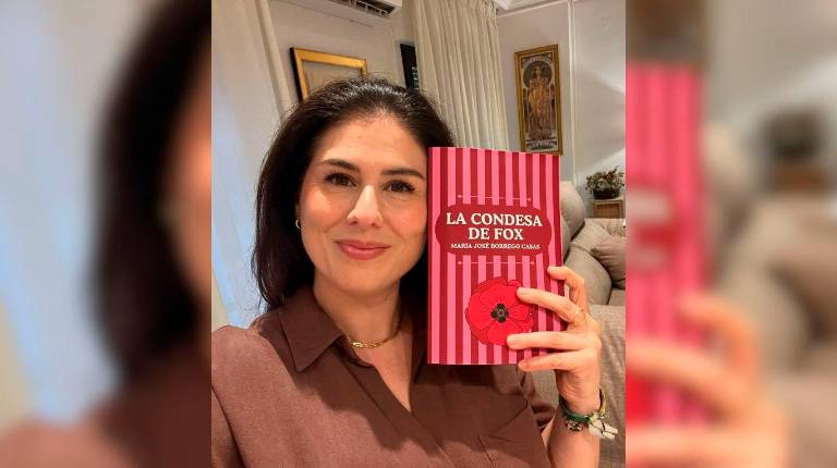 <i>La profesora y escritora María José Borrego Casas posa con un ejemplar de su última publicación, La condesa de Fox.</i>