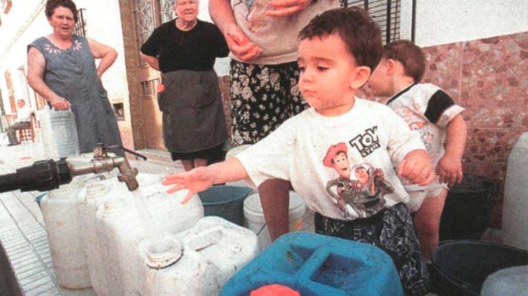 <i>Vecinos de Bobadilla se abastecen de agua por medio de camiones cisternas. / Archivo Histórico de Diario JAÉN.</i>