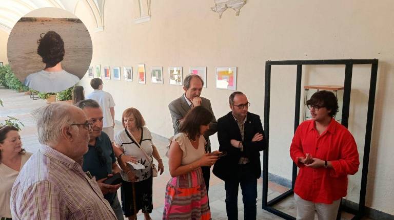<i>Inauguración de la exposición “Un lugar fuera del tiempo” y, en la parte superior, una de las obras. / Adrián Claudio Bonache.</i>