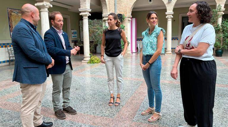 <i>Delegado del Gobierno de la Junta de Andalucía en Jaén, Erik Domínguez, y al alcalde de Cazorla, José Luis Olivares, durante la visita institucional.. / Junta de Andalucía. </i>