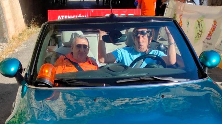 <i>Felipe Cano y Antonio Araque, en el coche de cabeza de la Carrera del Quiebrajano. / Club Quiebrajano.</i>