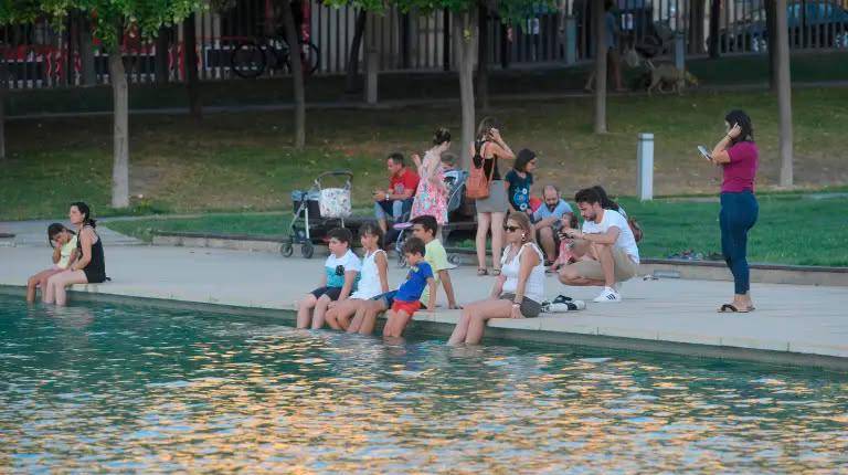 <i>Familias refrescándose en el parque del Bulevar. Archivo. / Agustín Muñoz / Diario JAÉN.</i>
