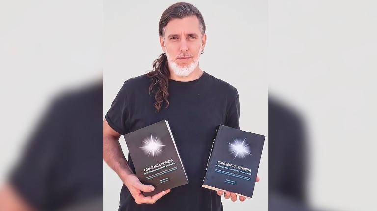 <i>Roberto Lloreda posando junto a su obra. </i>