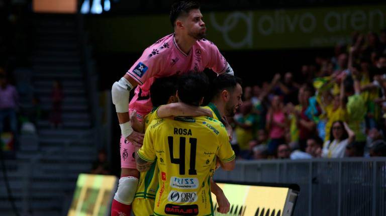 <i>Carlos Espíndola, la estrella del partido, celebra un gol con sus compañeros. / Jaén Paraíso Interior FS. </i>