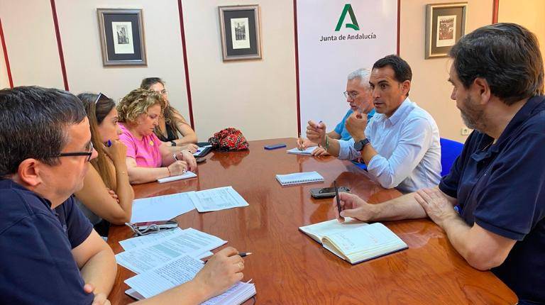 <i>El delegado de Educación, Francisco Solano (2d), en la reunión con representantes de Fampa Los Olivos. / Junta de Andalucía. </i>