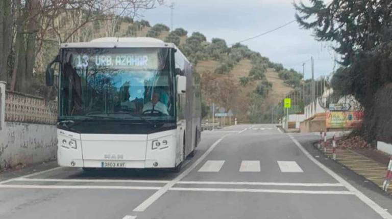 <i>Un autobús urbano a su paso por Puente Jontoya. / Psoe de Jaén / Europa Press.</i>