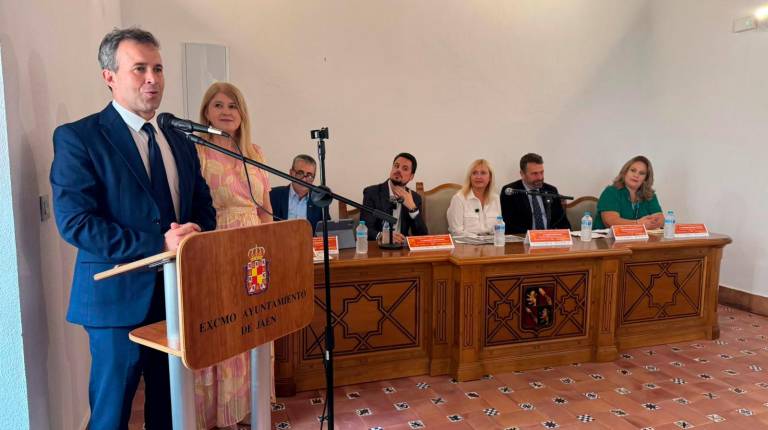 <i>El alcalde de Jaén, Julio Millán, interviene en la jornada celebrada en el Salón Mudéjar. / Ayuntamiento de Jaén.</i>