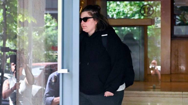 <i>Una de las hijas del expresidente del Gobierno José Luis Rodríguez Zapatero a su salida de las oficinas de la empresa What The Fav. Archivo. / Gustavo Valiente / Europa Press.</i>