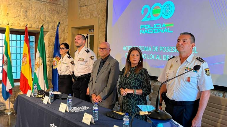 <i>Toma de posesión del nuevo comisario de la Policía Nacional de Linares, Luis Antonio García Asensio. / Ayuntamiento de Linares. </i>
