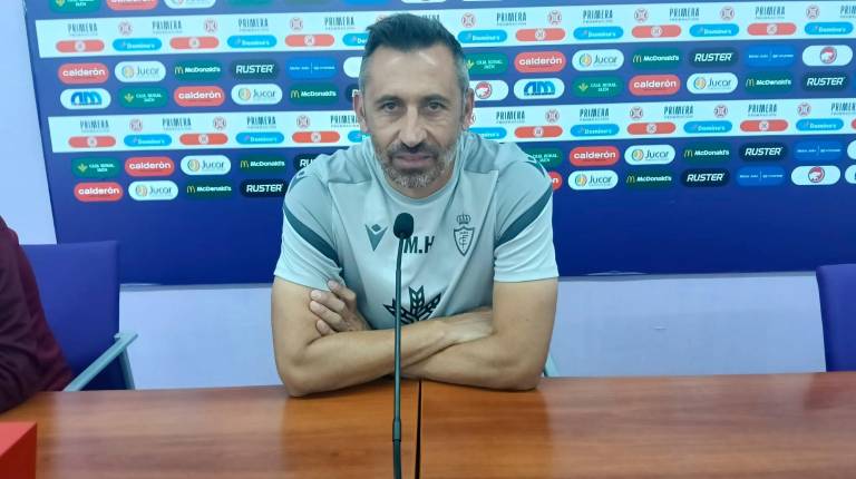 <i>El entrenador del Real Jaén, Manuel Herrero, antes de comenzar su comparecencia de prensa en La Victoria. / F. Gaitán / Diario JAÉN.</i>
