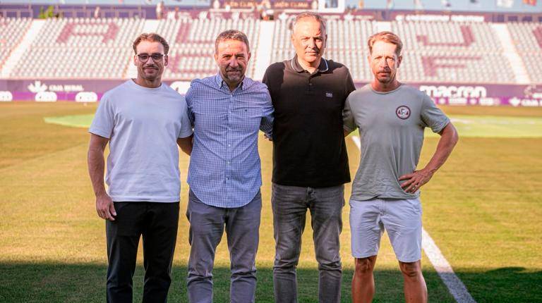 <i>Alejandro Martínez, Juan Gambero, Agustín Gutiérrez y Javier Royuela posan en el césped del Estadio de La Victoria. / Real Jaén.</i>