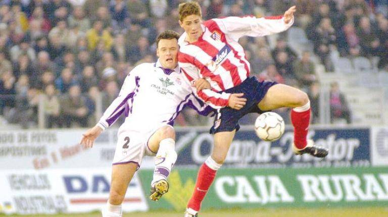 <i>Fernando Torres trata de ganar la posición a Luis Lopez en La Victoria, a 13 de enero de 2002.</i>
