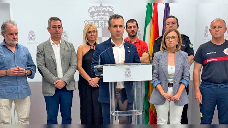 <i>Julio Millán compadece junto a concejales y responsables de los equipos de emergencias municipales para informar sobre los últimos datos. / Ayuntamiento de Jaén.</i>