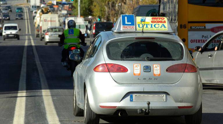 <i>Un coche de autoescuela circulando por la capital jiennense, en imagen de archivo. / Diario JAÉN. </i>