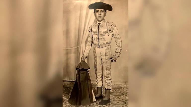 Resurge el traje de luces que “El Cordobés” regaló a un niño del Neveral