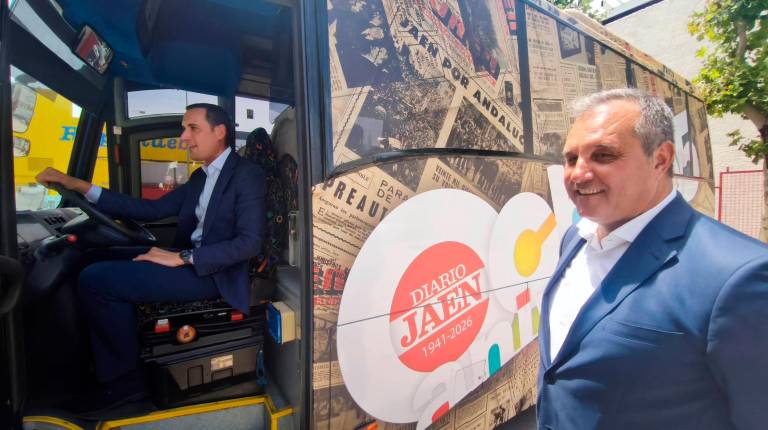 <i>El presidente de la Diputación de Jaén, Juan Latorre, montado en el autobús, y Eleuterio Muñoz, presidente del Consejo de Administración de DIARIO JAÉN, S.A. / Agustín Muñoz / Diario JAÉN.</i>