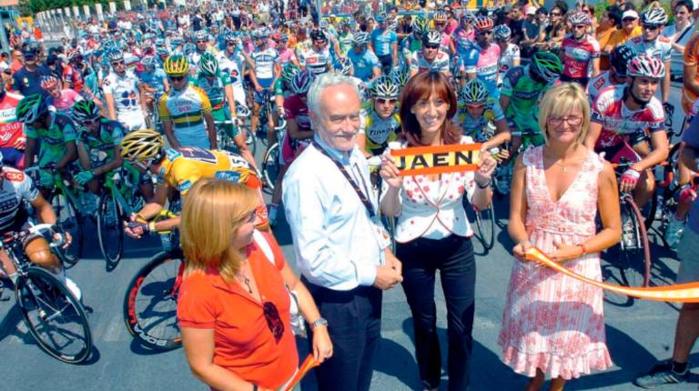 <i>Miembros del Ayuntamiento de Jaén durante la tercera jornada de la Vuelta a España salió de Jaén. / Archivo histórico Diario JAÉN. </i>