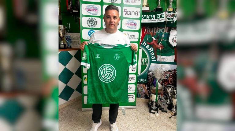 <i>Juan Arsenal en su presentación con el club. / Atlético Mancha Real.</i>