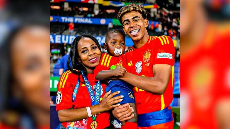 <i>Lamine Yamel junto a su madre y hermano pequeño. / @sheila_ebana </i>