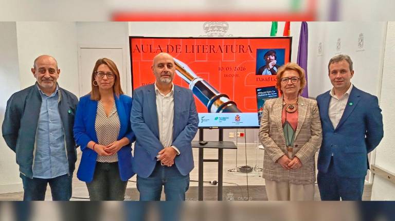 <i>Francisco González, África Colomo, Vicente Ruiz, Carmen Espín y Julio Millán en la presentación. / Ayuntamiento de Jaén.</i>