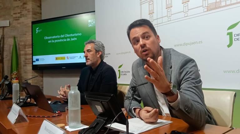 <i>El socio director de Vivential Value, Rafael González, y el diputado de Promoción y Turismo, Francisco Javier Lozano, en el Aula de Cultura de Diputación. / F. Gaitán / Diario JAÉN.</i>