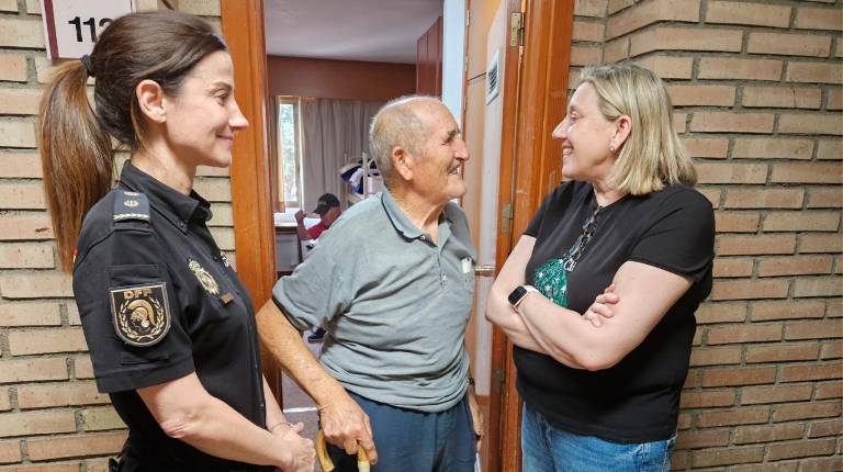 <i>La vicepresidenta segunda de la Junta, Isabel Blanco, ha visitado esta tarde a las más de mil personas realojadas en la Academia de Policía Nacional de Ávila. / Junta de Castilla y León. </i>