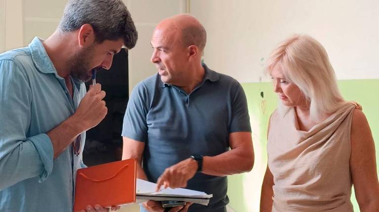 <i>Visita al inmueble anexo al colegio Ruiz Jiménez, situado en la calle Molino de la Condesa, que acogerá el nuevo Archivo Histórico municipal. / Ayuntamiento de Jaén.</i>