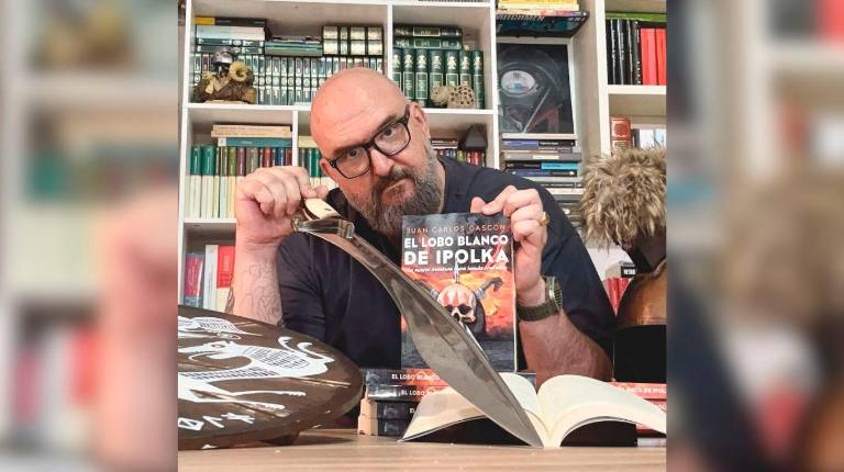 <i>Juan Carlos Gascón posa con su libro “El Lobo de Ipolka”. / Ana Lechuga. / Diario JAÉN.</i>