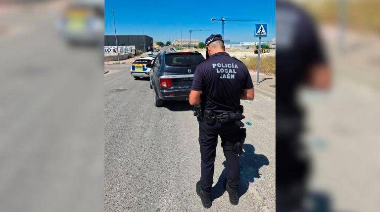<i>Un agente de la Policía Local de Jaén, durante la campaña de vigilancia. / Ayuntamiento de Jaén.</i>