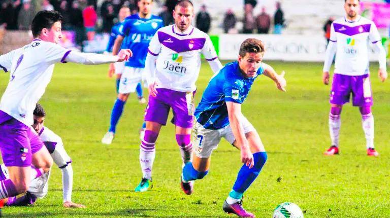 <i>Corpas realiza una jugada en un partido con el Linares Deportivo ante el Real Jaén en la campaña 2016/2017.</i>