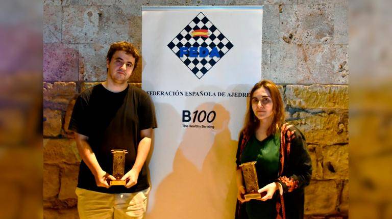 <i>Jaime Santos Latasa y Anna Matnadze posan con su trofeo en la modalidad relámpago. / Federación Española. </i>