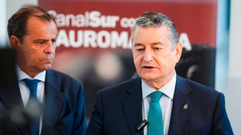 <i>l consejero de Sanidad, Presidencia y Emergencias, Antonio Sanz, y Juan de Dios Mellado, el director general de la RTVA. / Europa Press. </i>