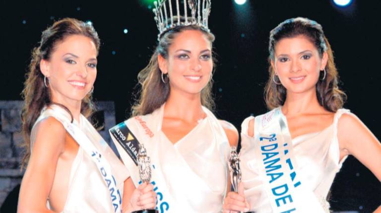 <i>Alejandra Echevarría junto a Estíbaliz Pereira, ganadora del certamen de Miss España y Laura García, primera dama de honor. / Archivo histórico Diario JAÉN. </i>