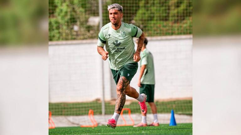 <i>Óscar Lozano corre por el campo de Las Lagunillas. / Real Jaén.</i>