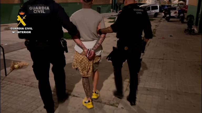 <i>La Guadia Civil detiene a tres hombres implicados en el tiroteo de Isla Cristina / Guardia Civil. </i>