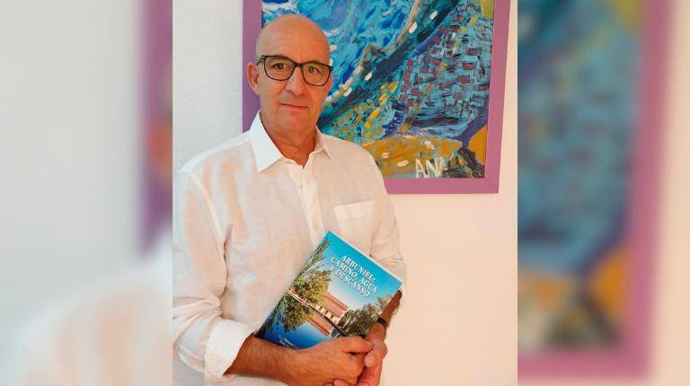 <i>Fotografía de Manuel Cabrera, uno de los tres autores del libro, con un ejemplar de Arbuniel: camino, agua y descanso. </i>