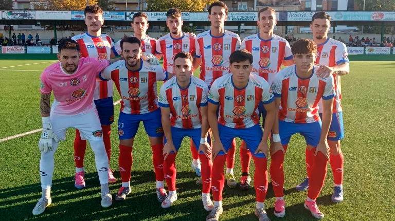 <i>Formación de la UDC Torredonjimeno ante el Málaga Juniors en el Matías Prats. / UDC Torredonjimeno.</i>