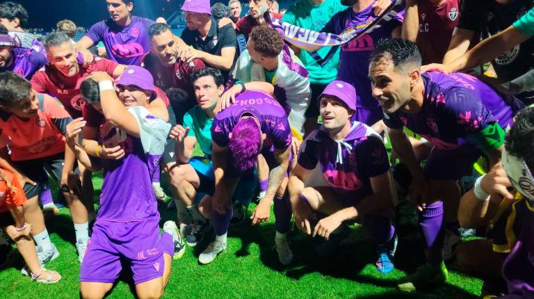 <i>Los jugadores del Real Jaén celebran el ascenso al término del partido en Palma de Mallorca. / Elsa Peña / Diario JAÉN</i>
