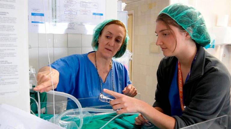 <i>Médica Interna Residente recibe formación quirúrjica. Archivo. / Europa Press.</i>