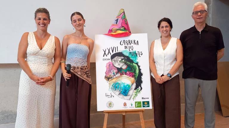 <i>Beatriz López, Ainhoa Se, autora del cartel, Ester Hervás y Juan Gallego. / Ayuntamiento de Jaén. </i>