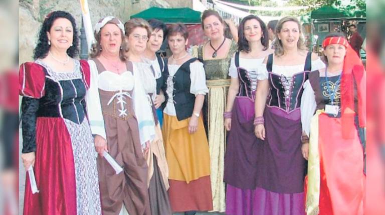 <i>Vecinas de Chiclana de Segura en el Festival de la Encomienda. / Archivo histórico Diario JAÉN. </i>