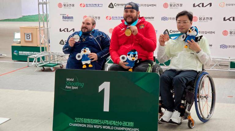 <i>El italiano Davide Franceschetti, el jiennense Carlos Linares, que exhibe su medalla de oro y el coreano, Jungnam Kim. </i>